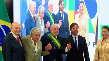 De izquierda a derecha: el ex presidente Julio María Sanguinetti, el ex presidente José Mujica, el flamante presidente brasileño Lula Da Silva y el actual presidente Luis Lacalle Pou. De izquierda a derecha: el ex presidente Julio María Sanguinetti, el ex presidente José Mujica, el flamante presidente brasileño Lula Da Silva y el actual presidente Luis Lacalle Pou.