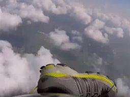 Un paracaidista atrapó su zapatilla en pleno vuelo