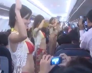 Multan a una aerolínea por ofrecer un show de chicas en un vuelo