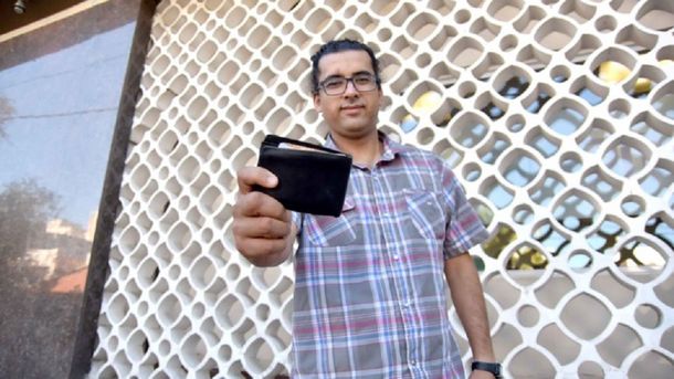 Pablo Serrano con la billetera que halló