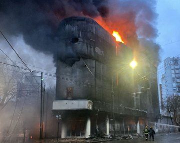 Un incendio destruyó el depósito de casa de electrodomésticos en La Plata