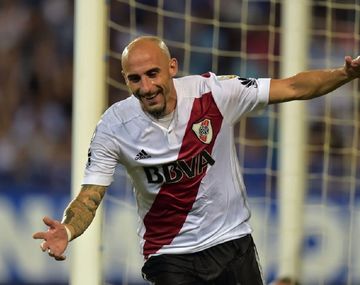 Javier Pinola celebra su gol ante Emelec