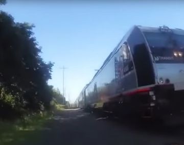 Salvó a un hombre de ser atropellado por un tren
