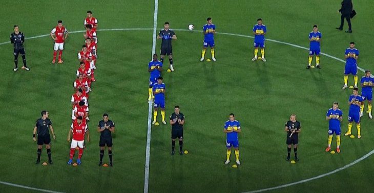 Jugadores de Independiente y Boca formaron un 10 para homenajear a Diego Maradona