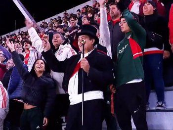 Un hincha de River fue al Monumental con galera y bastón y se hizo viral