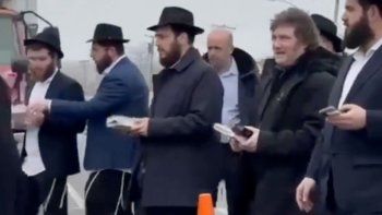 milei visito en nueva york la tumba del rebe de lubavitch y rezo en un sitio sagrado judio milei visito en nueva york la tumba del rebe de lubavitch y rezo en un sitio sagrado judio