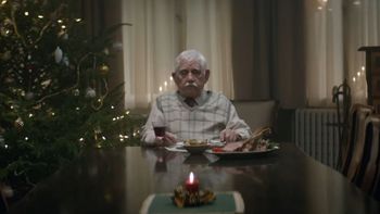 cansado de pasar solo la navidad, un abuelo hace reaccionar a su familia cansado de pasar solo la navidad, un abuelo hace reaccionar a su familia