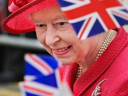 ¡A seguir descorchando! La reina Isabel lanzaría su champagne