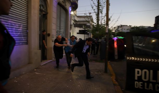 Marcelo Moretti fue escrachado en su casa tras la crisis en San Lorenzo: No vas a vivir en paz