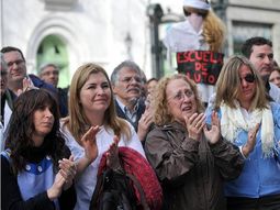 Los docentes porteños echados podrán volver a sus cargos