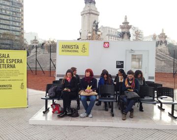 Instalan Sala de espera eterna para concientizar sobre el derecho al aborto