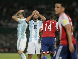 El Kun Agüero se toma la cabeza tras la derrota de Argentina ante Paraguay por las Eliminatorias para Rusia 2018 El Kun Agüero se toma la cabeza tras la derrota de Argentina ante Paraguay por las Eliminatorias para Rusia 2018