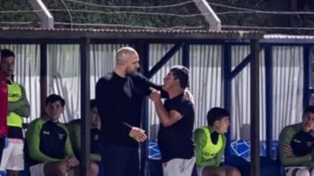escandalo en uruguay: un hincha borracho invadio la cancha y saludo al dt rival escandalo en uruguay: un hincha borracho invadio la cancha y saludo al dt rival