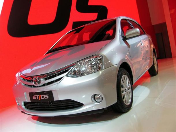 Lanzan el nuevo Toyota Etios en todo el país
