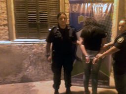 Estaba presa en su casa, le puso la tobillera a su perro y salió a robar