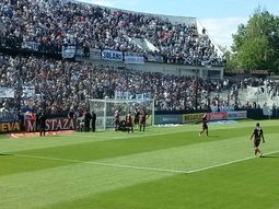 El arquero de Lanús Fernando Monetti recibió un impacto de bomba de estruendo en la cancha de Quilmes El arquero de Lanús Fernando Monetti recibió un impacto de bomba de estruendo en la cancha de Quilmes