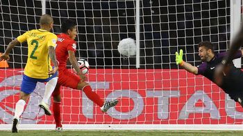 con un polemico gol, peru golpeo a brasil y lo dejo afuera de la copa con un polemico gol, peru golpeo a brasil y lo dejo afuera de la copa