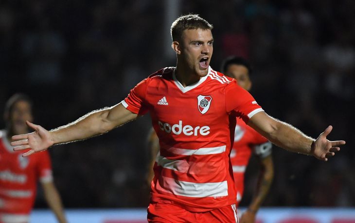 River le ganó 2-0 a Sarmiento y es único líder, al menos hasta que juega San Lorenzo