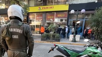 Argentinos hacen cola en la tienda Panini de Chile. Argentinos hacen cola en la tienda Panini de Chile.