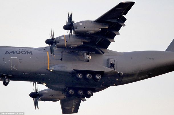 Sin doble de riesgo: una estrella de Hollywood se animó a volar colgado de un avión