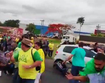 Horror en Brasil: atropelló a manifestantes con su auto