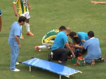 Maki Salces es atendido en el campo de juego