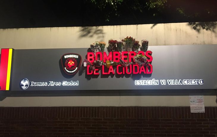 Homenaje a los bomberos de Villa Crespo muerto en el incendio - Cr&eacute;dito: Luciana Carossia