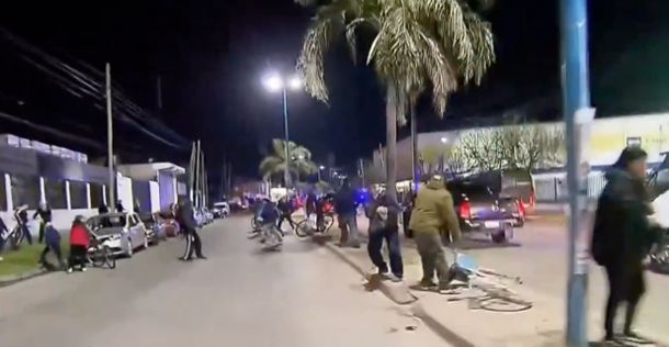 Así apedrearon el auto de Javier Milei a la salida del acto en Moreno - Image 1