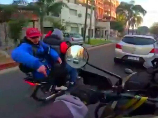 Impactante video: un motociclista escapó de motochorros en pleno centro de Morón