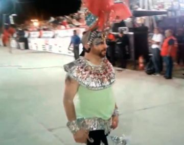 José Ottavis se puso las plumas y bailó en una comparsa