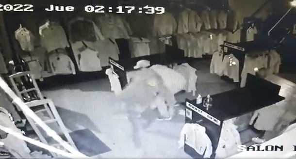 Monte Grande: en diez minutos, tres delincuentes vaciaron un local de ropa