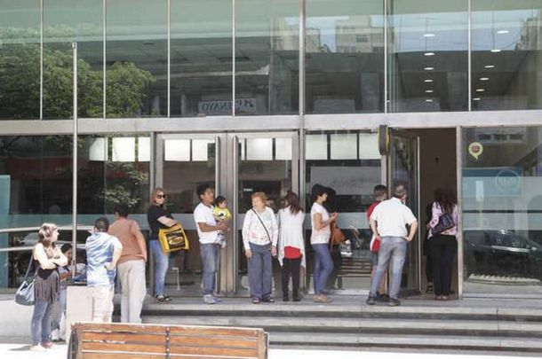 Insólito: impuesto por hacer cola en cajeros automáticos