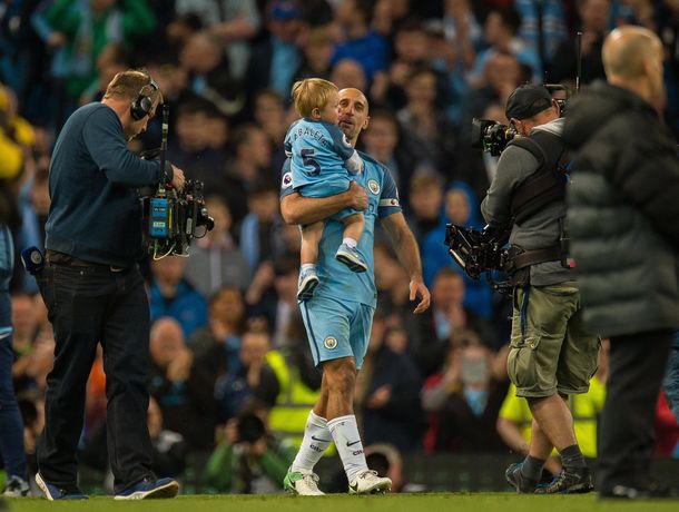 La emoción de Zabaleta con su hijo en brazos