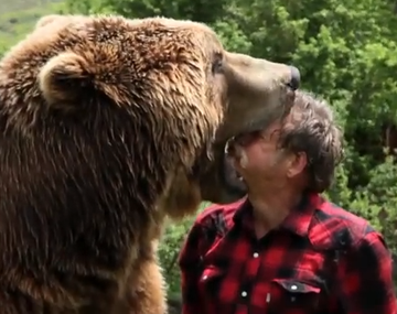 Un entrenador arriesgó su vida jugando con un oso