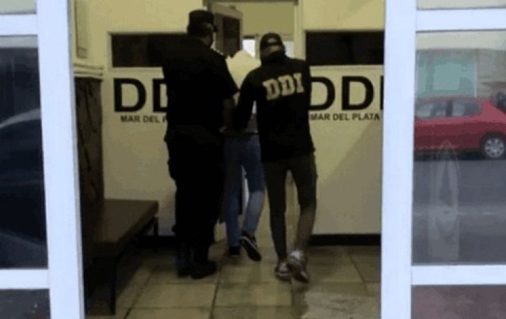 Un rugbier vio a un compañero de equipo hablando con su ex y le fracturó la cara