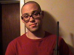 Identificaron al autor de la masacre de Oregon: tenía fotos con armas