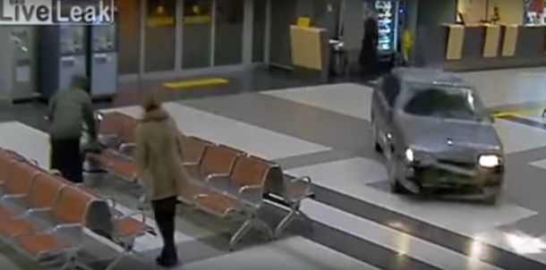 El hombre circuló con el auto por todo el Aeropuerto y no atropelló a nadie de casualidad