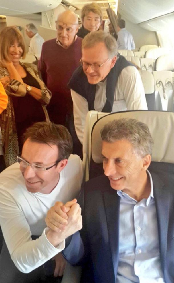 Macri ya viaja en un vuelo de línea rumbo a París, primera escala antes de Davos