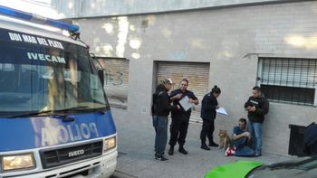 Fue apuñalado por su mujer y la policía lo rescató tras romper una puerta Fue apuñalado por su mujer y la policía lo rescató tras romper una puerta