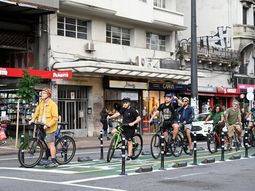 La ciclovía une el Obelisco con la Plaza Independencia. La ciclovía une el Obelisco con la Plaza Independencia.