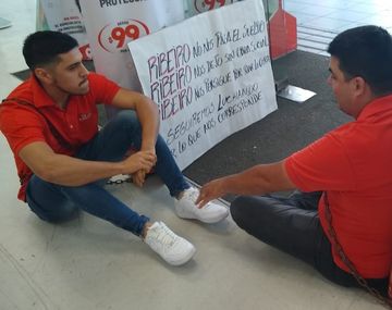 Se encadenaron en el local en el que trabajan para denunciar persecución laboral