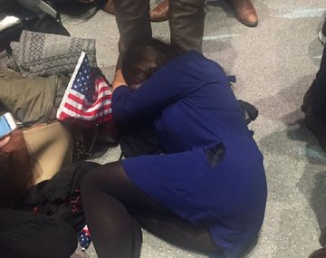 Una seguidora de Clinton, llora ante los números