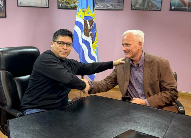 Claudio Vidal recibió a ejecutivos de Laredo Oil para reactivar los yacimientos maduros de Santa Cruz Claudio Vidal recibió a ejecutivos de Laredo Oil para reactivar los yacimientos maduros de Santa Cruz