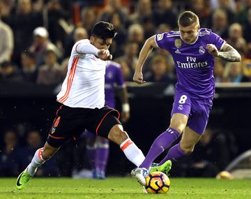 Enzo Pérez luchando ante el alemán Tony Kroos en Mestalla
