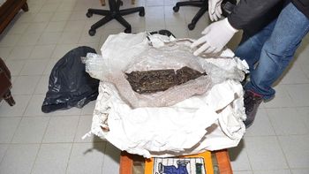 jujuy: llevaba dos kilos de heroina dentro de una reliquia falsa jujuy: llevaba dos kilos de heroina dentro de una reliquia falsa