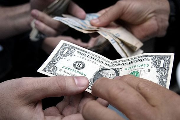 El dólar negro subió a $8,75 y el oficial cerró a $5,105