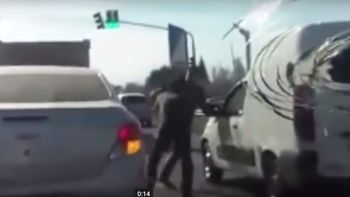 como en relatos salvajes: iban en sus autos, frenaron en plena ruta y se pelearon