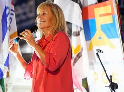 Carolina Cosse no renunciará al cargo de intendenta, sino que pedirá licencia durante la campaña electoral. Carolina Cosse no renunciará al cargo de intendenta, sino que pedirá licencia durante la campaña electoral.