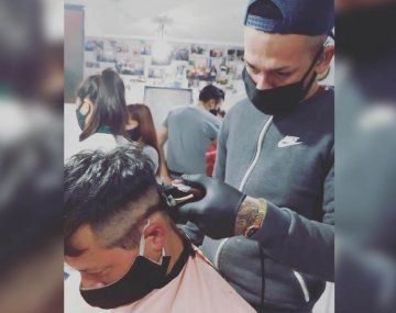 Tiene 25 años y corta el pelo a cambio de ladrillos: quiere construir una casa para vivir con su hija de 3 años