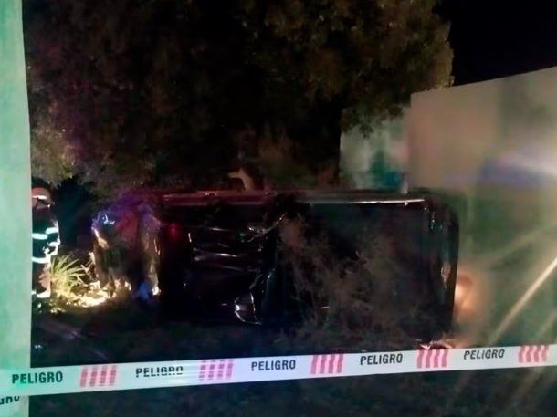 Mendoza: un chico de 14 años manejaba una camioneta, volcó y murió